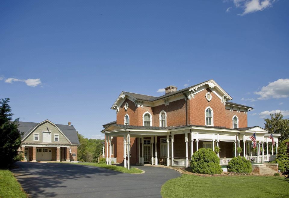 The Carriage House Inn Bed & Breakfast - Housity