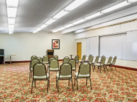 La Quinta Inn & Suites by Wyndham Miamisburg Dayton South Hotels in Miamisburg