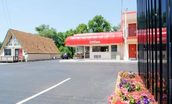 Econo Lodge Near Motor Speedway