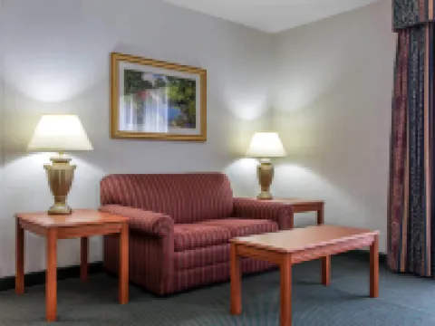 Econo Lodge & Suites Southern Pines Hotels in Moore County