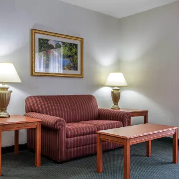 Econo Lodge & Suites Southern Pines