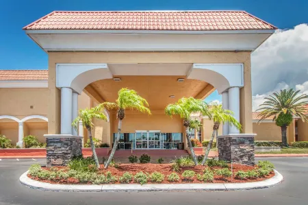 Quality Inn & Suites Conference Center Отели рядом с достопримечательностью «Jasmin Park»