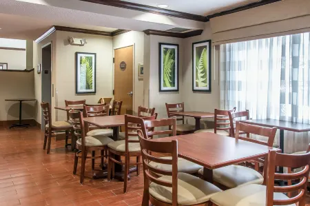 Baymont by Wyndham Flat Rock Отели в г. Берлин Чартер Тауншип