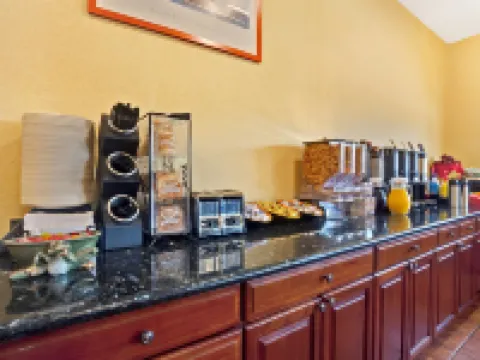 Ramada by Wyndham Tukwila Southcenter Hotels in Tukwila