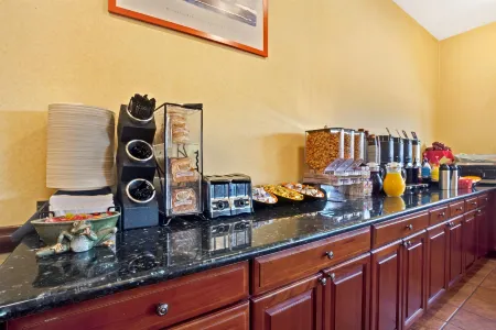 Ramada by Wyndham Tukwila Southcenter Отели рядом со станцией Link Light Rail - Tukwila Station