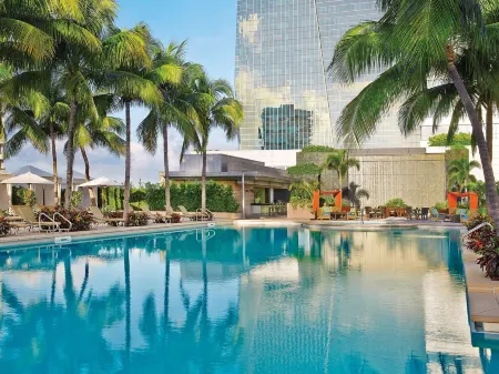 Four Seasons Hotel Miami Отели рядом с достопримечательностью «Miami Light Project»
