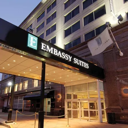 Embassy Suites by Hilton Washington DC Chevy Chase Pavilion Отели рядом с достопримечательностью «Станция метро Bethesda»