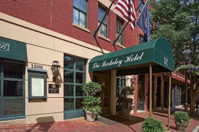 The Berkeley Hotel Hotel dekat Virginia Union University