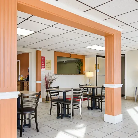 Econo Lodge Hays I-70