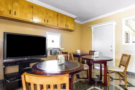 Econo Lodge Отели рядом с достопримечательностью «Jelly Belly»