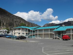 Canadas Best Value Inn-Mile 0