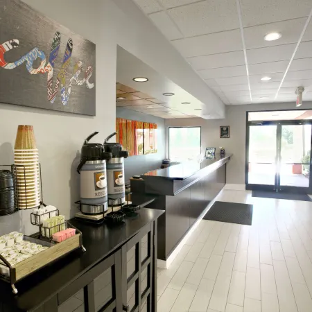 Days Inn & Suites by Wyndham Johnson City