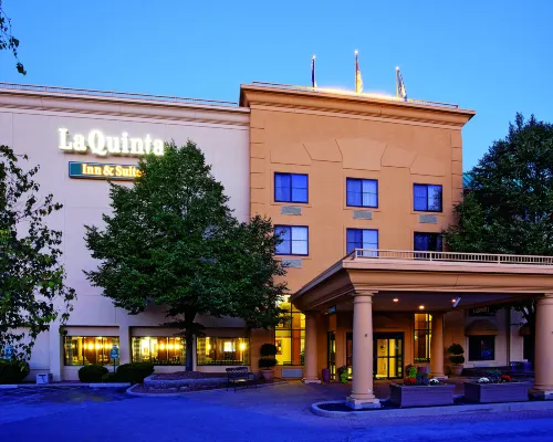 La Quinta Inn & Suites by Wyndham Milwaukee Bayshore Area Hotels in Glendale
