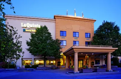 La Quinta Inn & Suites by Wyndham Milwaukee Bayshore Area Hotels in Glendale