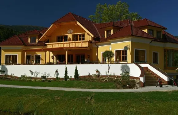 澤奇納霍夫公寓