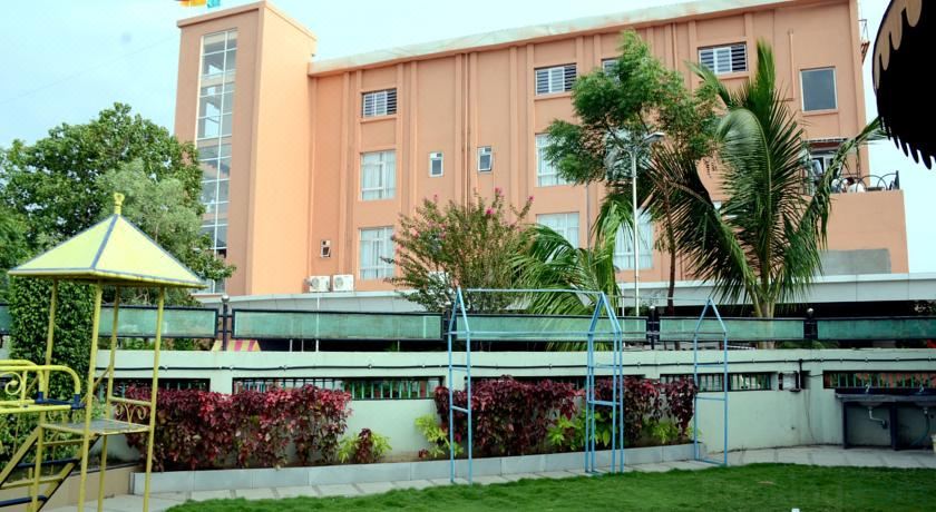 Hotel Pooja Garden - Housity