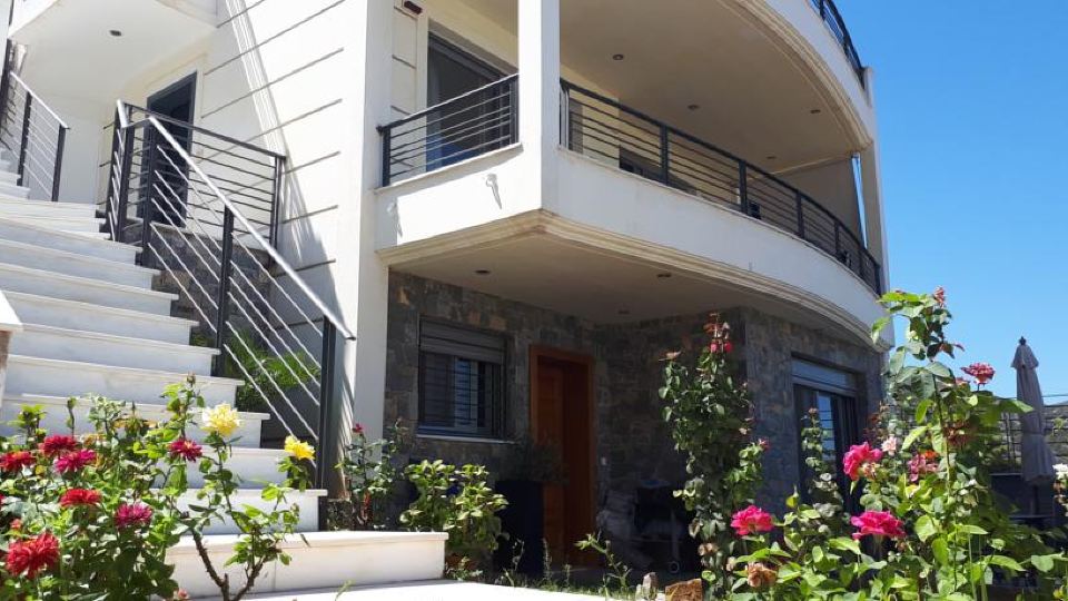 Luxurious House Near the Sea
