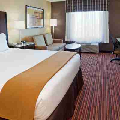 Holiday Inn Express Hotel & Suites Belmont, an IHG Hotel Rooms