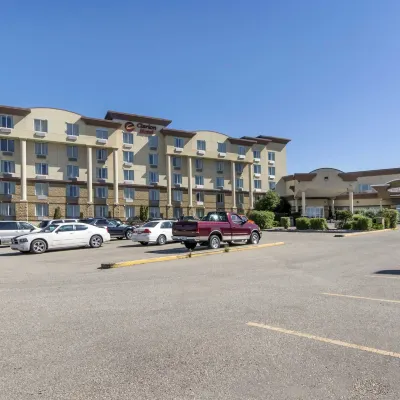 Clarion Hotel & Conference Center Sherwood Park Hotel dekat Lapangan Golf Rundle Park