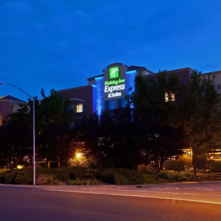 Holiday Inn Express & Suites BELMONT by IHG