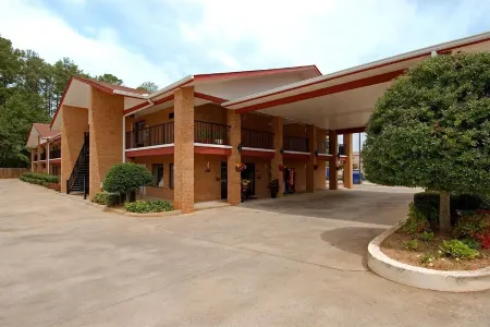 Americas Best Value Inn Stockbridge Отели рядом с достопримечательностью «Eagles Landing Country Club»