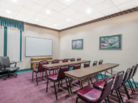 Sprucewood Inn Hotels in Elyria