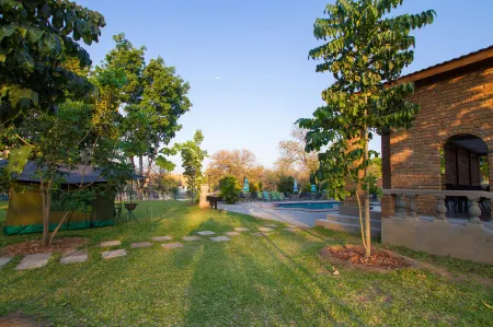 N1 Hotel & Campsite Victoria Falls Отели в г. Хуэндж