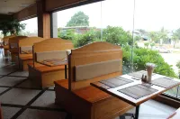 โรงแรมเจ.พี.เอ็มเมอรัลด์ - พร้อมอาหารเช้า