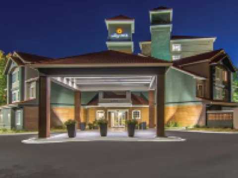 La Quinta Inn & Suites by Wyndham Atlanta Perimeter Medical Hotels in Fulton County