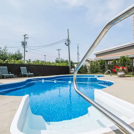 Econo Lodge Inn & Suites