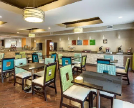 Comfort Suites Near Tanger Outlet Mall