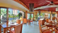 Bay Village Tropical Retreat & Apartments Hotels in Cairns North
