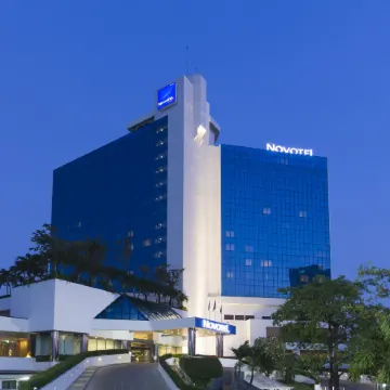 Novotel Bangkok Bangna Отели рядом с достопримечательностью «Торговый центр Seacon Square»