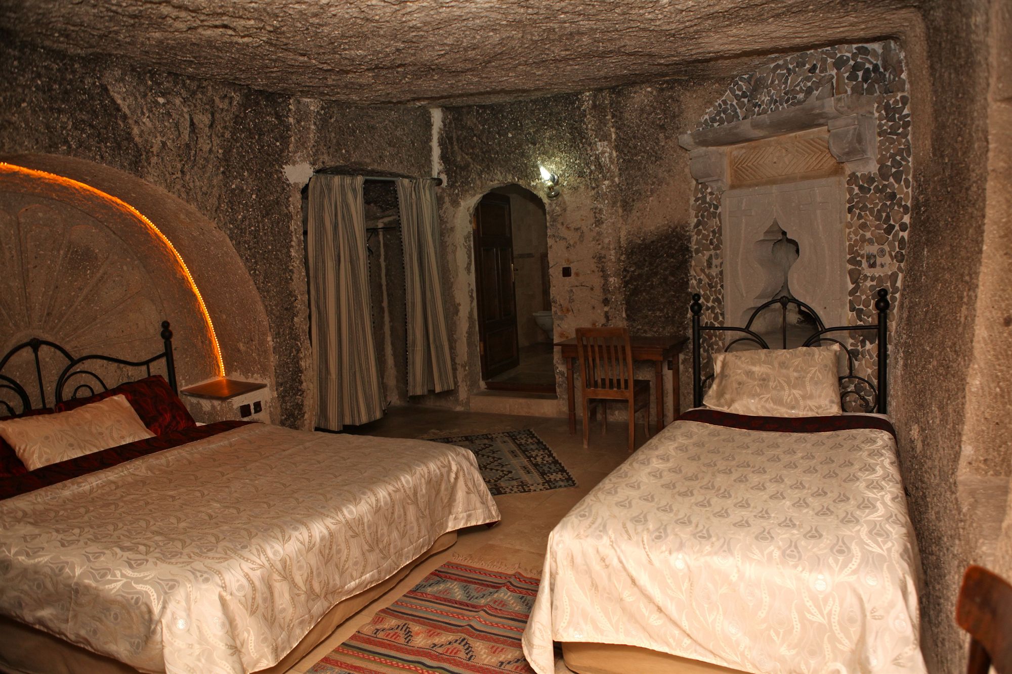 Holiday Cave Hotel