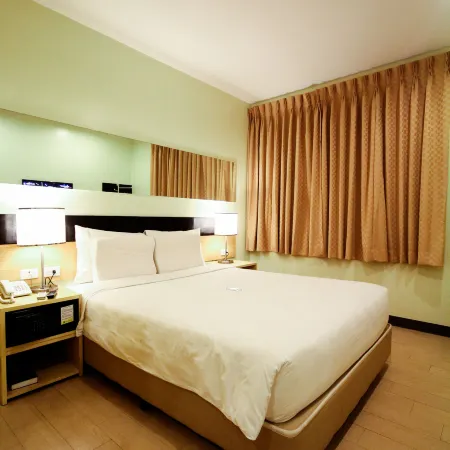 Go Hotels Iloilo Отели рядом с достопримечательностью «Площадь Моло»