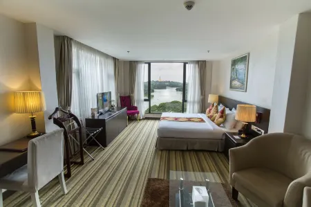 Esperado Lakeview Hotel