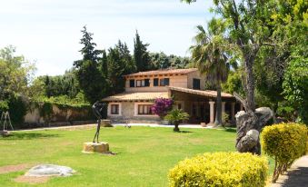 Villa Sculptor's House, Pool, Garden Close to Alcudia Beach