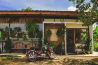The Goose Farm Stay & Cafe Hotels near Wat Kham Had