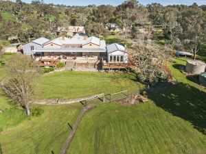 1860 Wine Country Cottages