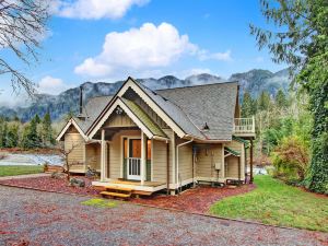 Sky River's Edge - Three Bedroom Cabin with Hot Tub