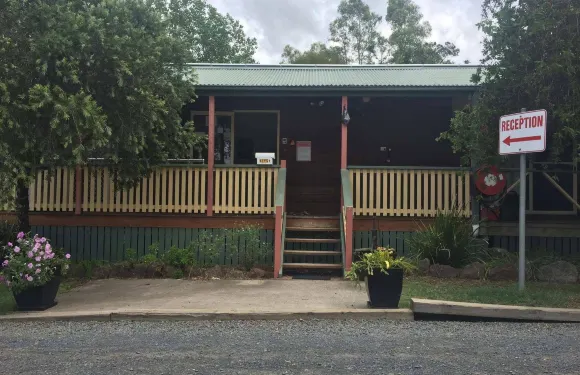 桑迪霍洛觀光公園酒店