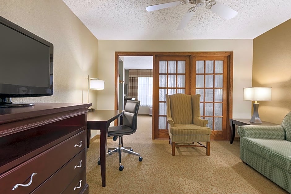 Country Inn & Suites by Radisson, West Bend, WI