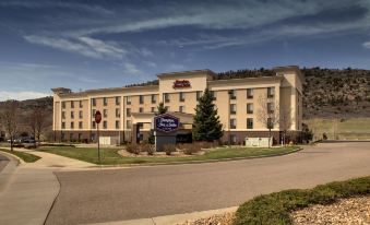 "a large hotel building with a red roof and a sign that says "" hampton inn "" is shown in the image" at Hampton Inn & Suites Denver Littleton