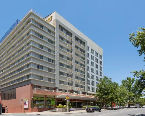 Nesuto Canberra Hotels near كازينو كانبرا