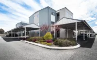 Airport Apartments by Vetroblu Hotels near The Reject Shop