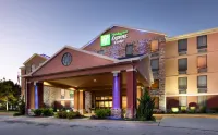 Holiday Inn Express & Suites Harrison Hotel dekat Bandara Boone County