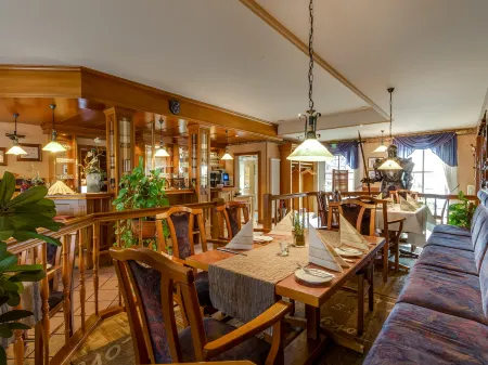 Hotel Zur Burg Gmbh Отели в г. Блуменхольц