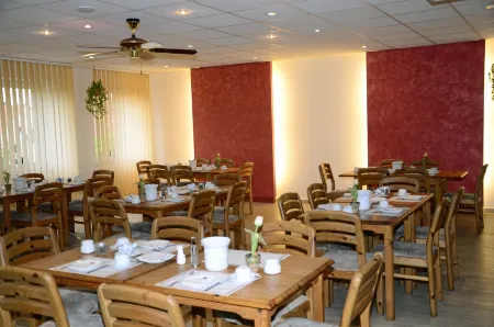 Neustädter Hof Hotel Garni Отели в г. Нойштадт-ам-Рюбенберге