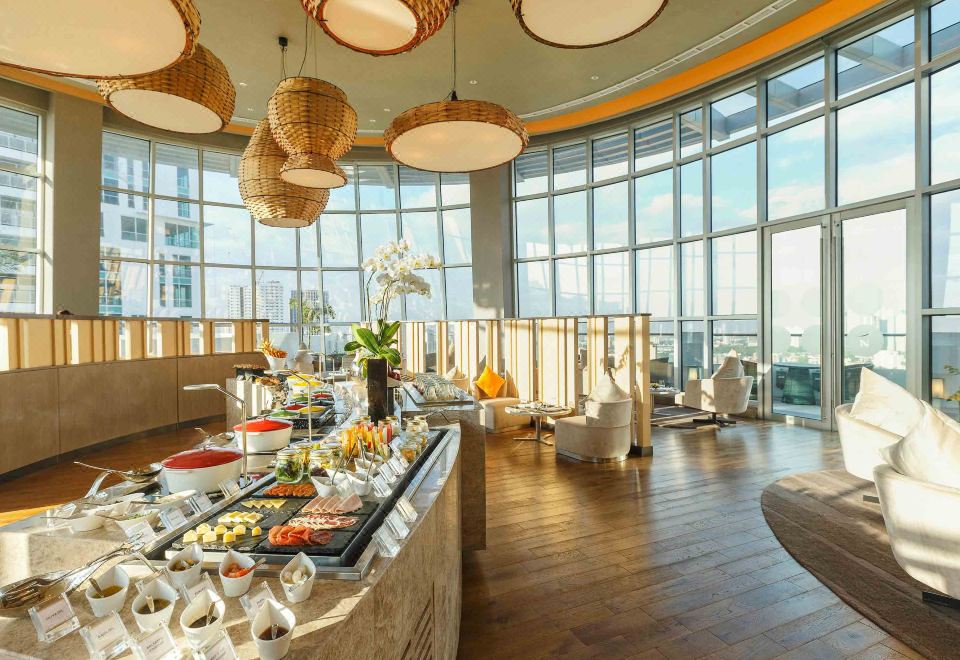 노보텔 마닐라 아라네타 시티 호텔의 넉넉하고 편안한 객실 내부