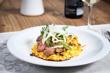 Hotel West Отели рядом с достопримечательностью «Словнафт Арена»